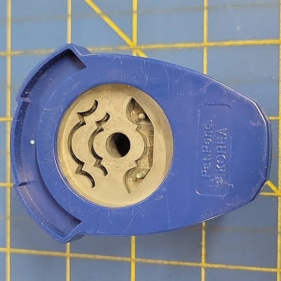 Fiskars Paper Punch Victoria - Picture 2 of 3